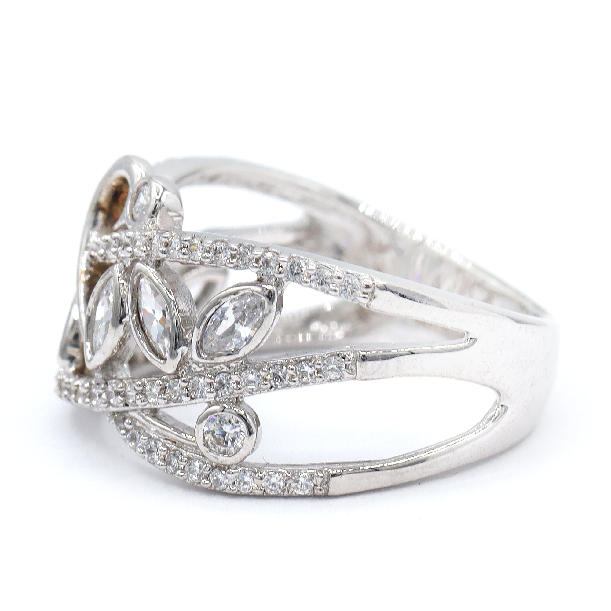 Bague Signity en argent sterling avec oxydes de zirconium ronds et baguettes - NE PEUT PAS ÊTRE REDIMENSIONNÉE.