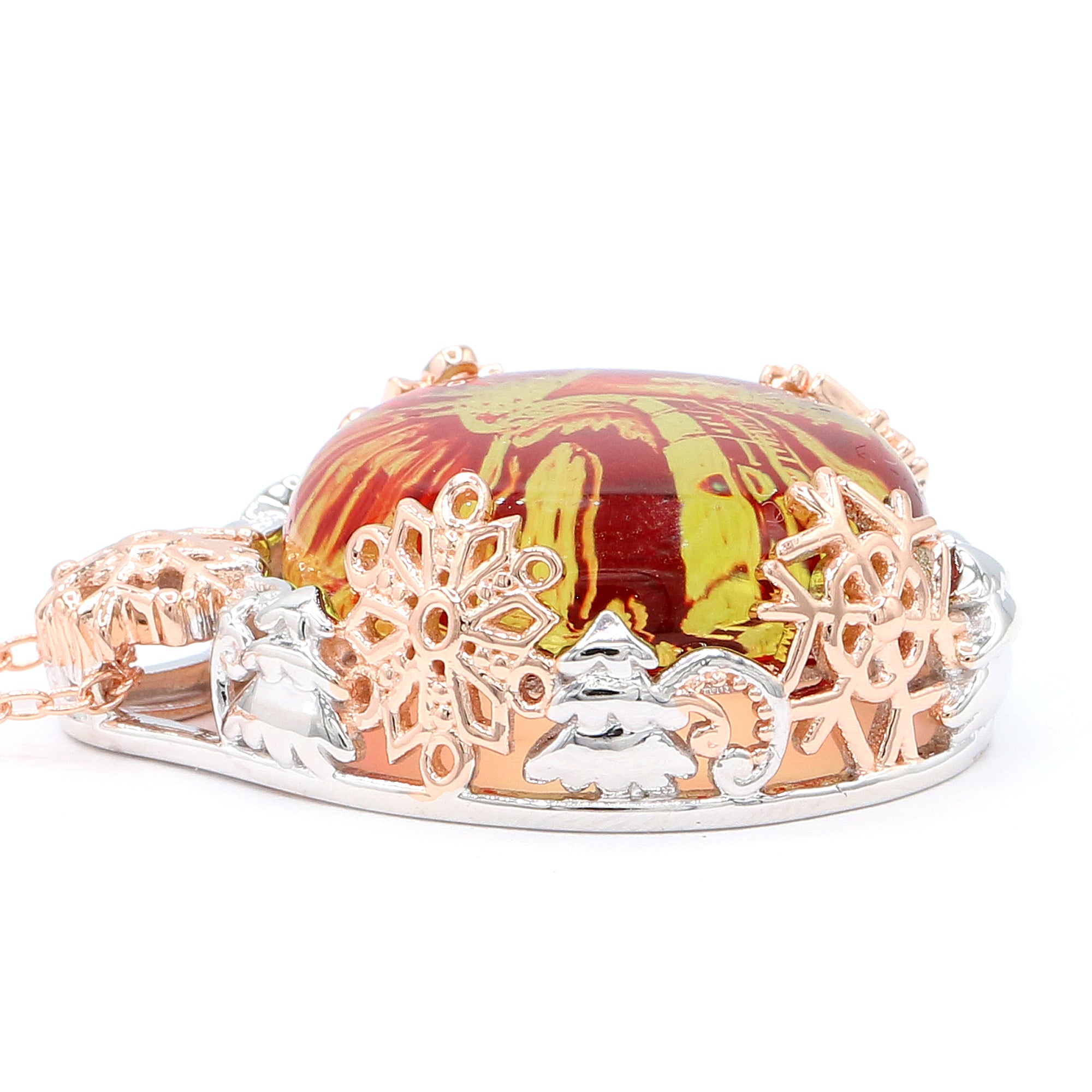 Pendentif Couronne de Noël sculptée en ambre rouge Gems en Vogue