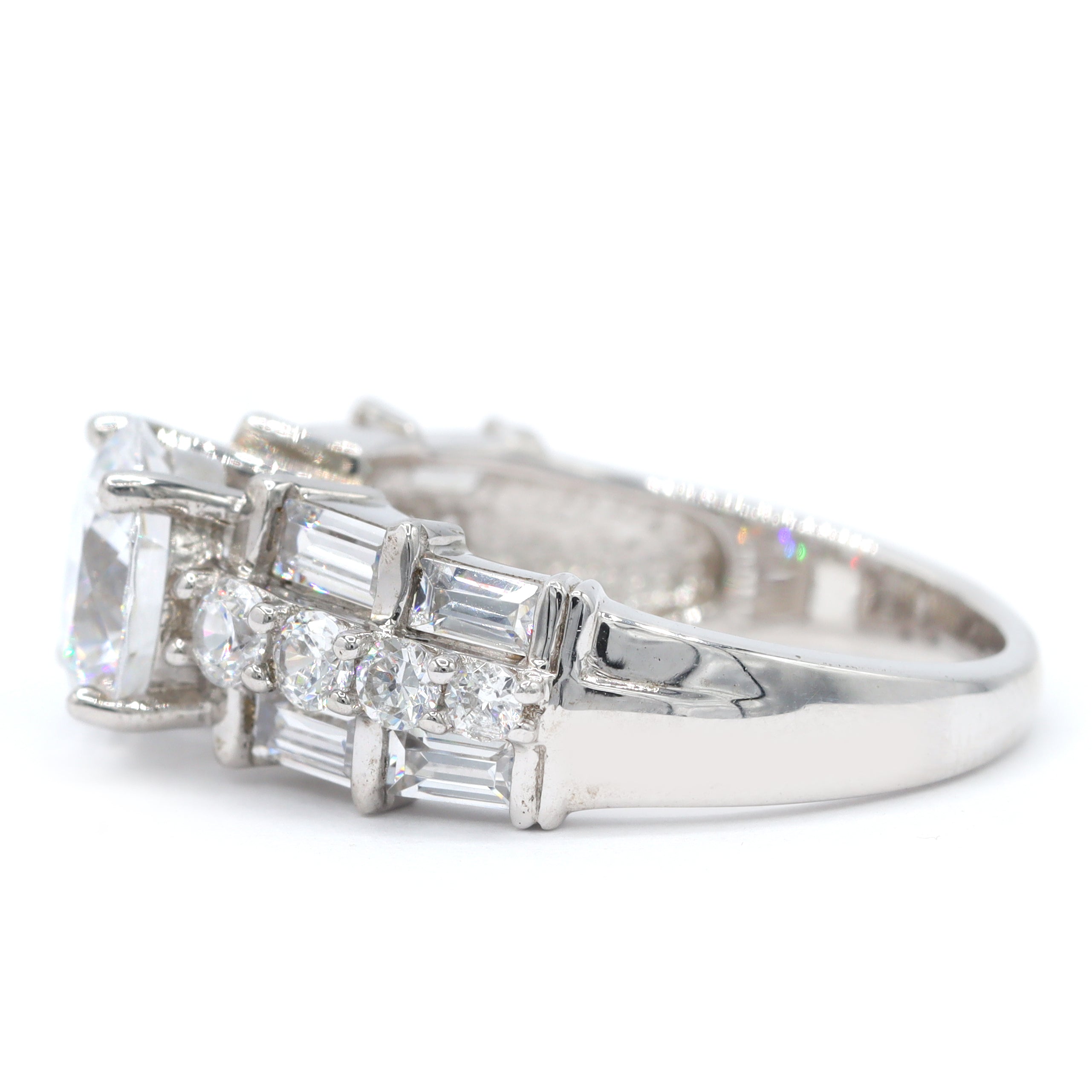 Bague Signity en argent sterling avec oxydes de zirconium ronds et baguettes - NE PEUT PAS ÊTRE REDIMENSIONNÉE.