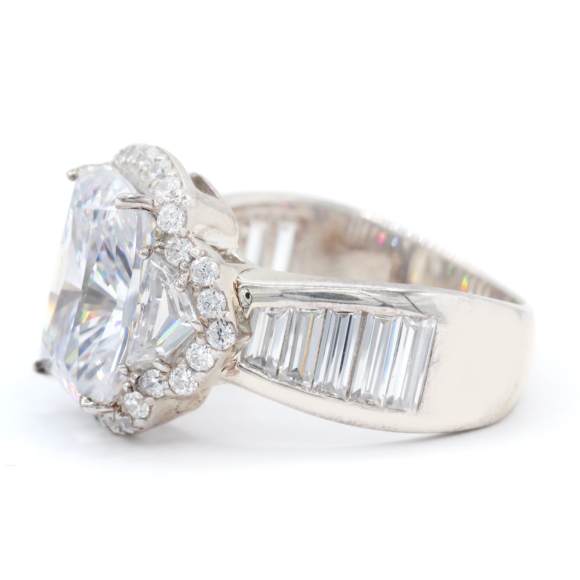 Bague Signity en argent sterling avec oxydes de zirconium ronds et baguettes - NE PEUT PAS ÊTRE REDIMENSIONNÉE.